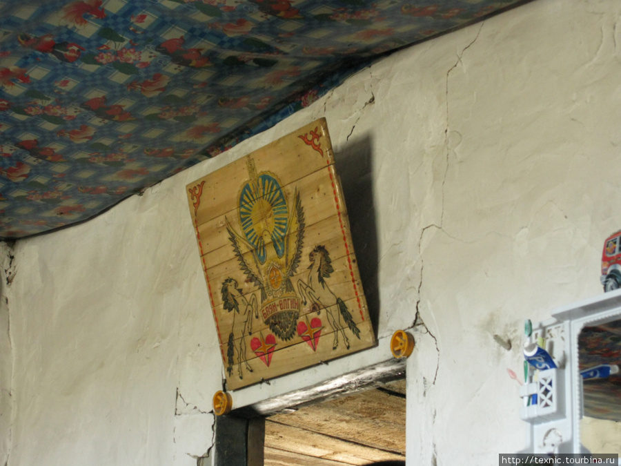 У входа — герб аймака Баян-Улэгэйский аймак, Монголия