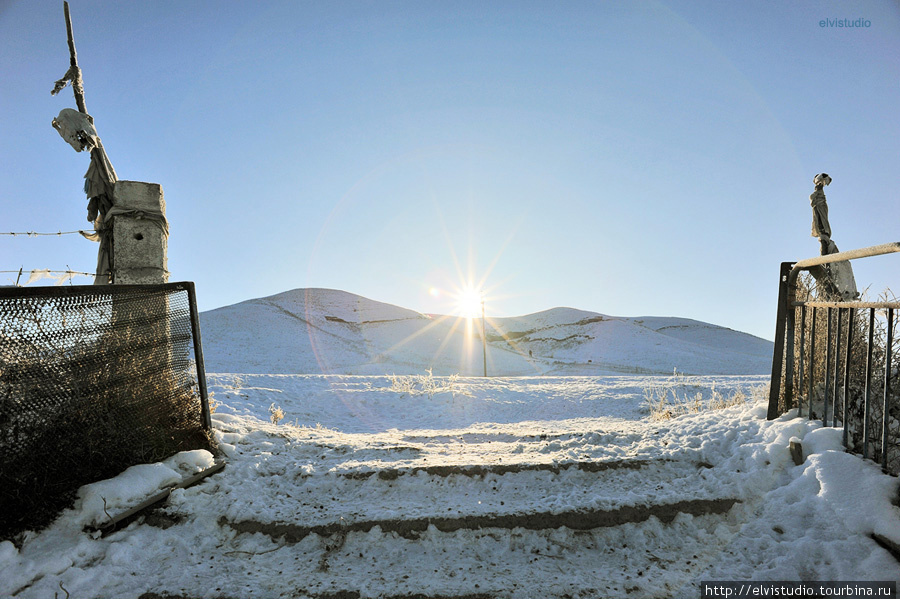 Вид на гору Дракона со двора Бифатимы-апы. Унгуртас, Казахстан