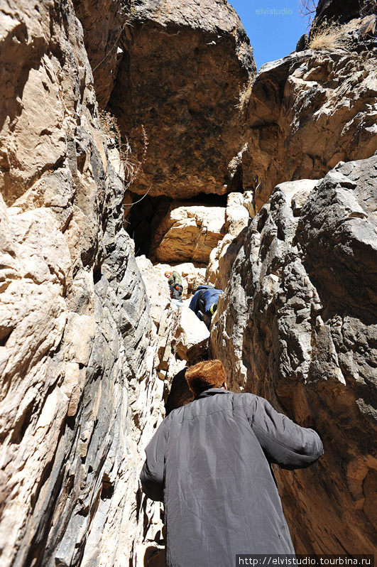 Черная дыра в верхней половине кадра и есть мечеть в скале, небольшая пещерка, в которую можно забраться только по почти отвесной скале. Унгуртас, Казахстан