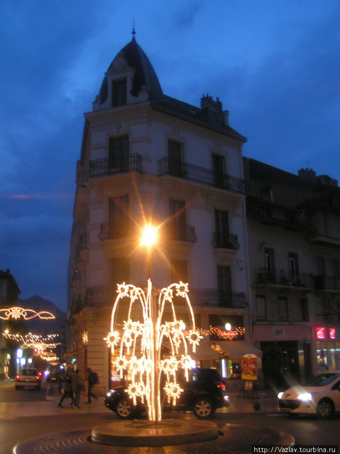 То ли фонтан, то ли ёлка Анси, Франция