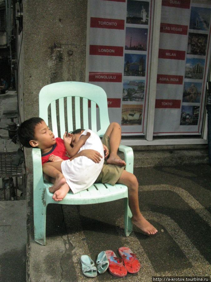 Люди часто спят повсюду Манила, Филиппины