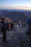 К рассвету на вершине горы собираются сотни полмников и туристов — считается, что важно успеть к первым лучам солнца.
