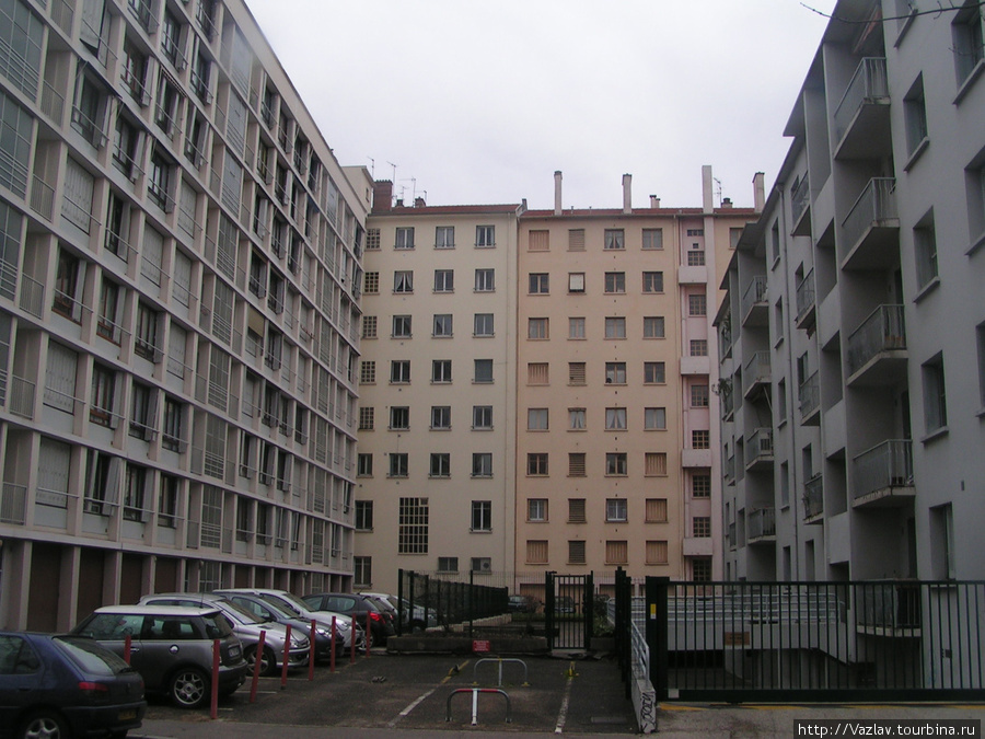 Безликие многоэтажки Лион, Франция