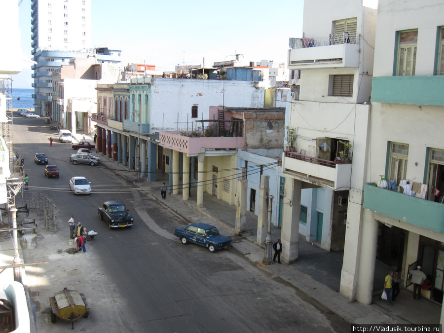вид из окна, там чуть-чуть видно малекон Гавана, Куба