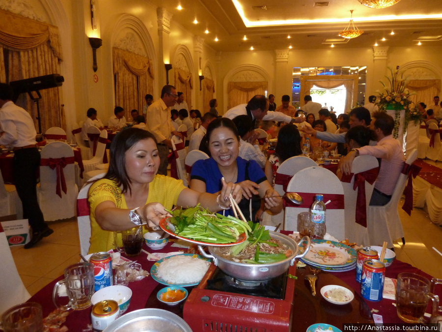 Гости готовят суп. Хошимин, Вьетнам