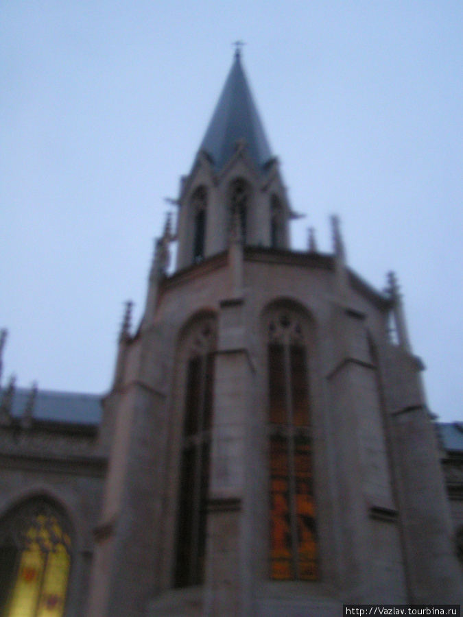 Фрагмент фасада церкви; дождь помешал запечатлеть здание как следует Лион, Франция
