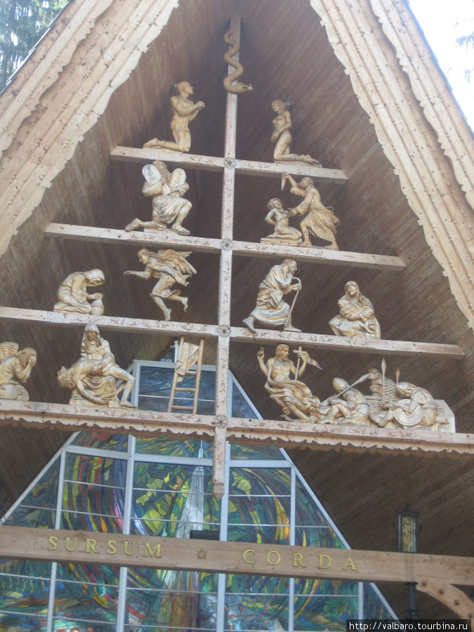 часовня за этим костелом, построенная в гуральском стиле Закопане, Польша