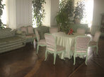 Бело-розовая гостиная