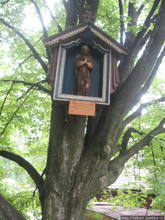 фигурка Спасителя на дереве Хшанув, Польша