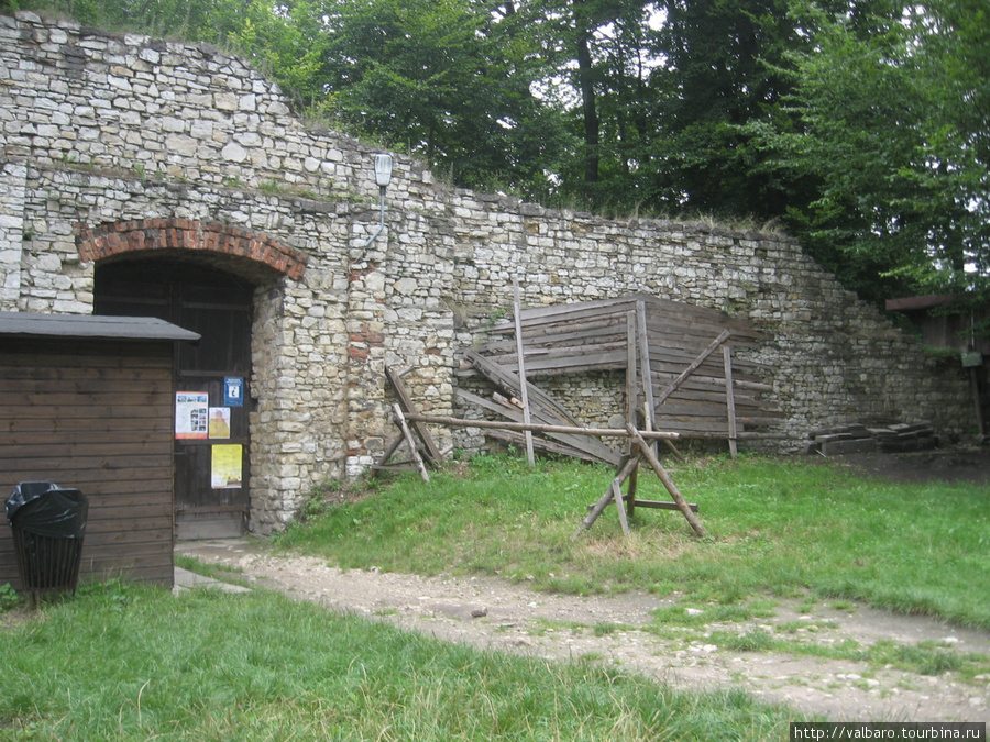 вход в Липовецкий замок Хшанув, Польша