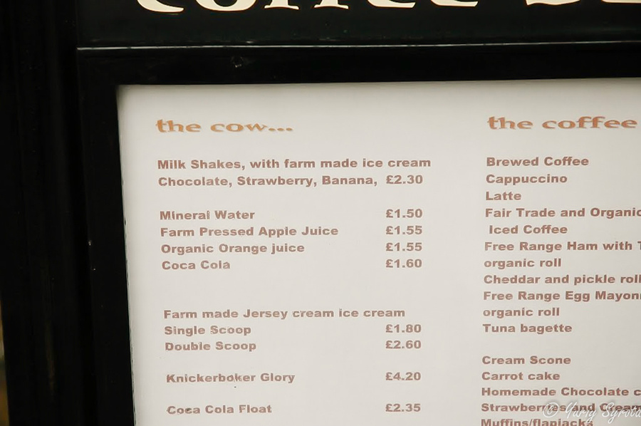 Цены на десерты/напитки в маленьком кафе в парке. Лондон, Великобритания