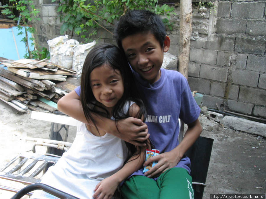Жители Ангелес-сити (юные ангелы, или ангельцы, или ангелогородцы) Ангелес-Сити, Филиппины