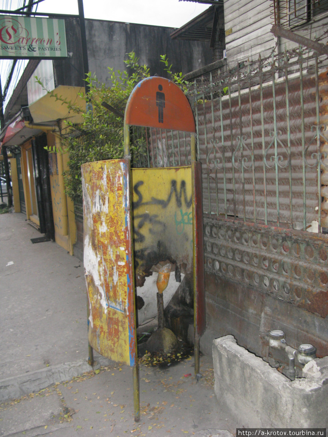 Ангельский туалет-писсуар на улице (полуоткрытого типа). Ангелес-Сити, Филиппины