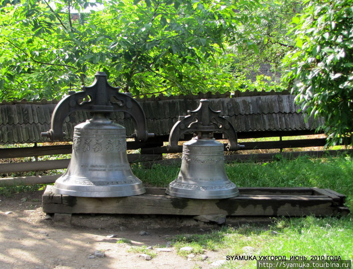 Во дворе церкви для осмотра выставлены колокола. Ужгород, Украина