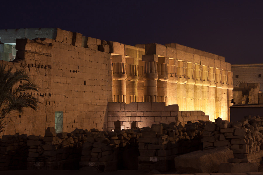 Луксорский храм до 10 вечера подсвечен Луксор, Египет