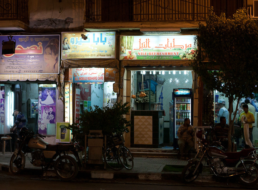 Они работают до поздней ночи — тут жизнь начинается ближе к вечеру Луксор, Египет