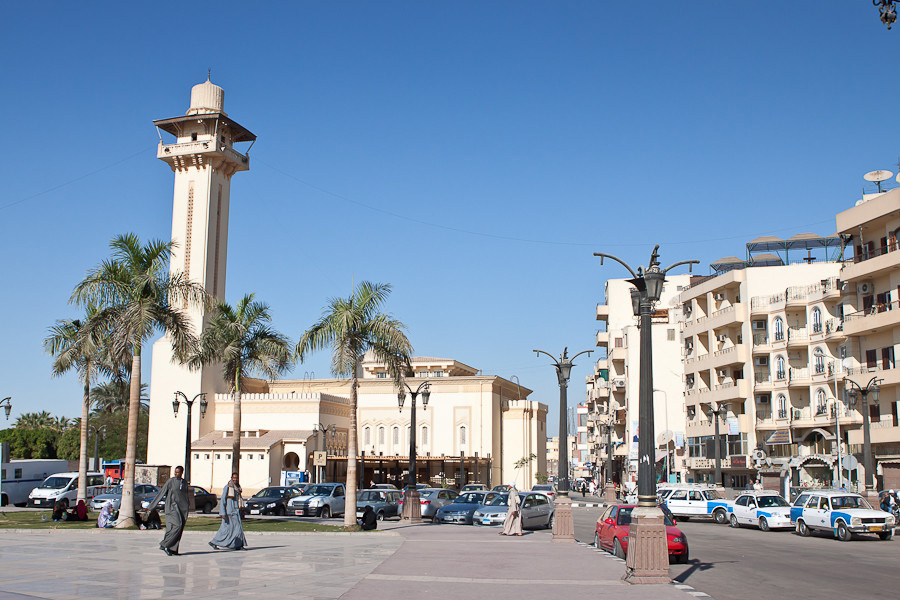 Мечеть на центральной площади города Луксор, Египет