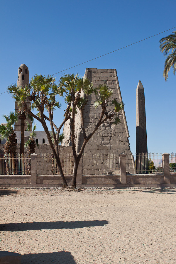 Луксорский храм находится прям в центре Луксор, Египет