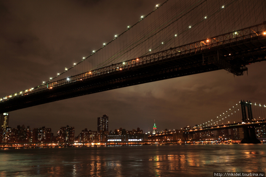 Пролет Бруклинского моста ночью Нью-Йорк, CША