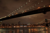 Пролет Бруклинского моста ночью