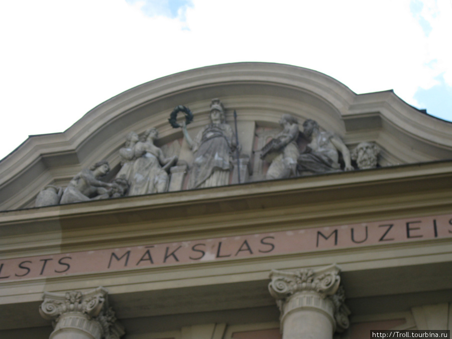Большая группа лиц на фронтоне одного из рижских музеев Рига, Латвия
