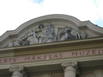 Большая группа лиц на фронтоне одного из рижских музеев