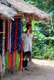 А это самая старая жительница этой деревни и у нее самое большое кол-во колец. Говорят недавно в Таиланде умерла рекордсменка, у нее было более 40 колец на шее.