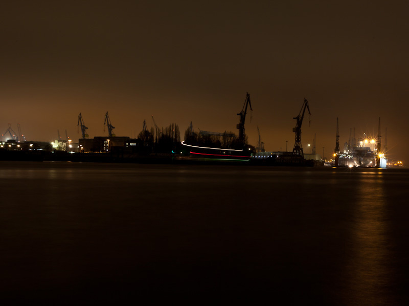 Огни на переднем плане — кораблик на длинной выдержке. Гамбург, Германия