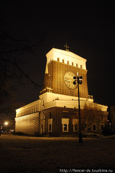 Церковь представляет собой центральный неф прямоугольной базиликальной церкви с клересторием. Восточная сторона здания увенчана массивной башней во всю ширину, в которой находятся гигантские часы Прага, Чехия