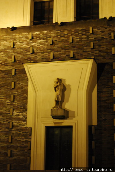 Фасад украшен небольшими скульптурами Прага, Чехия