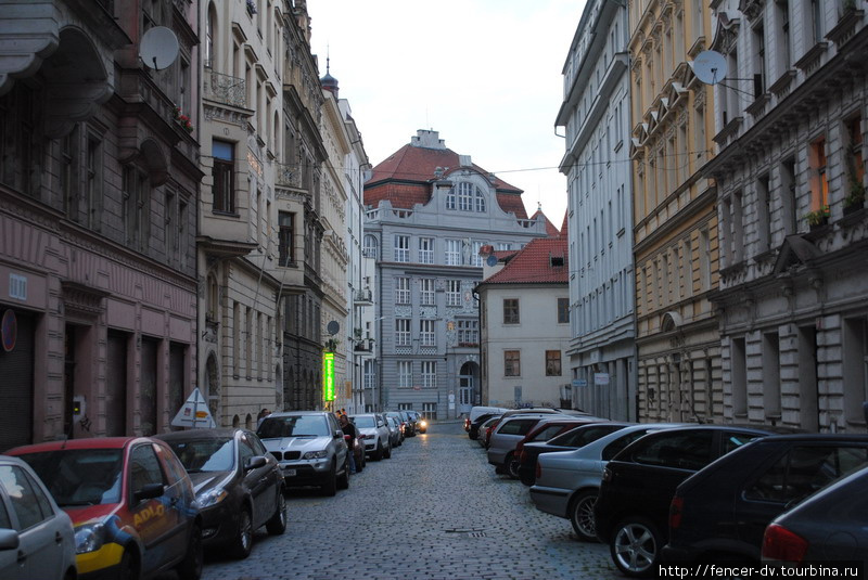 Modra Zona. Если приглядеться, машины справа стоят за синей линией. И слева тоже: там полосу видно еще хуже. Вам туда нельзя!) Прага, Чехия