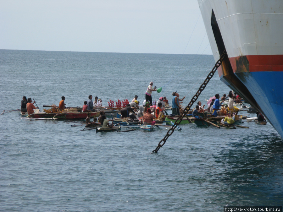 Замбоангцы, и жители деревень и островов поблизости, подплыв к пароходу, совершают некие торговые операции Замбоанга, Филиппины