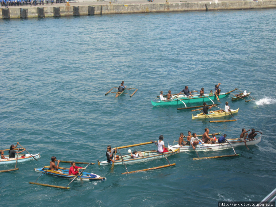Жители Замбоанги на лодках радостно встречают пароход Замбоанга, Филиппины