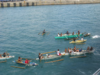 Жители Замбоанги на лодках радостно встречают пароход
