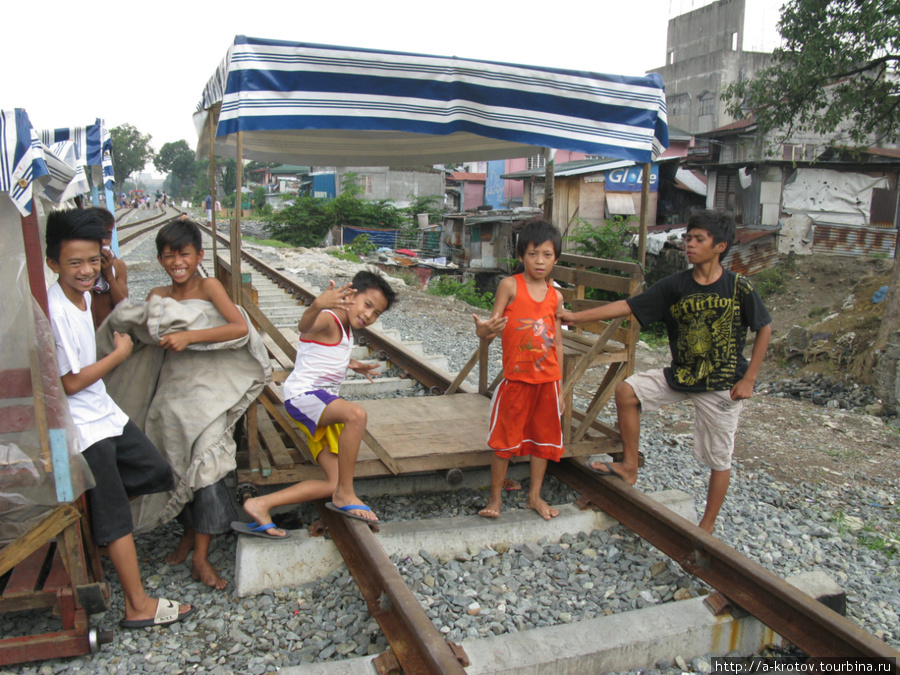Трущобы Манилы, их обитатели,  ещё одна ж.д. б/у Манила, Филиппины