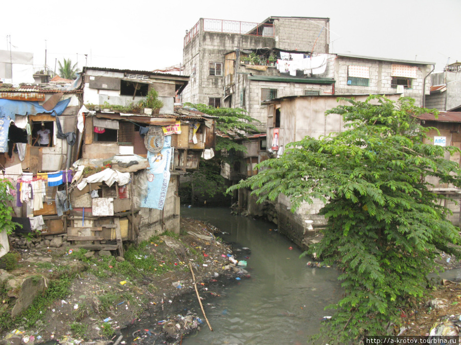 Трущобные кварталы вдоль старой-новой железки Манила, Филиппины