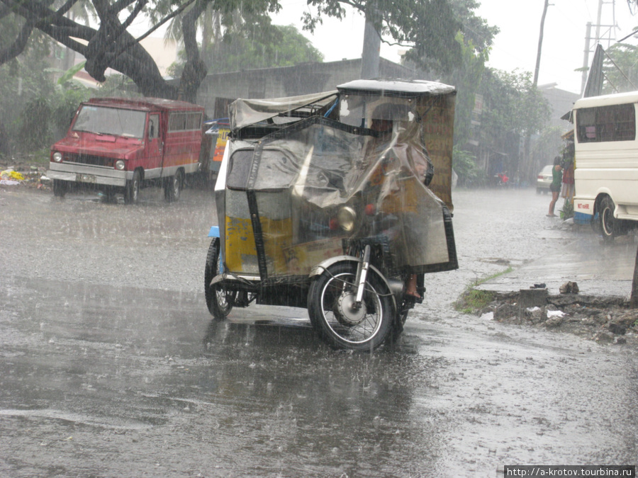 Трайсиклы (моториши) на улицах Манилы в дождь Манила, Филиппины