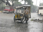 Трайсиклы (моториши) на улицах Манилы в дождь