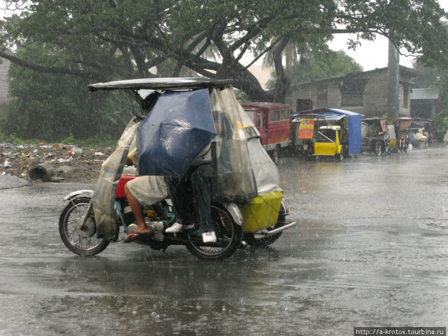 на улицах Манилы в дождь Манила, Филиппины