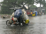 на улицах Манилы в дождь