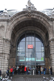 Центральный вход под знаком немецких железных дорог Deutsche Bahn