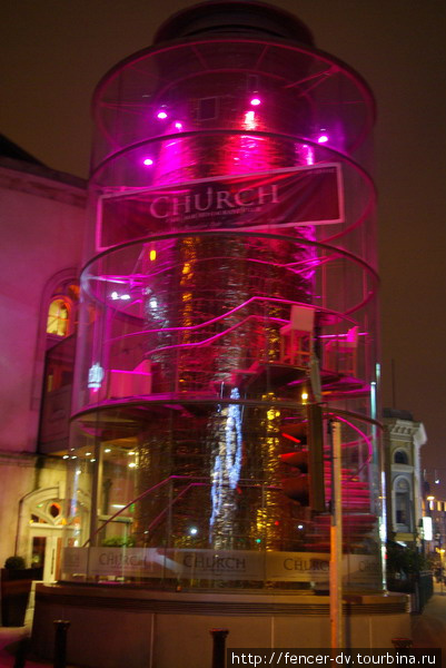 Паб Церковь. В помещении старой церкви убрали иконы и скамьи и поставили барную стойку. Дублин, Ирландия