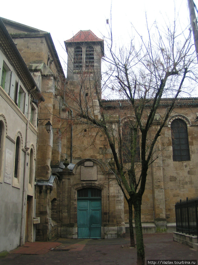 Боковой вид на собор Валанс, Франция