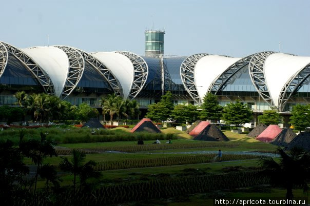огромнейший аэропорт Бангкока Таиланд