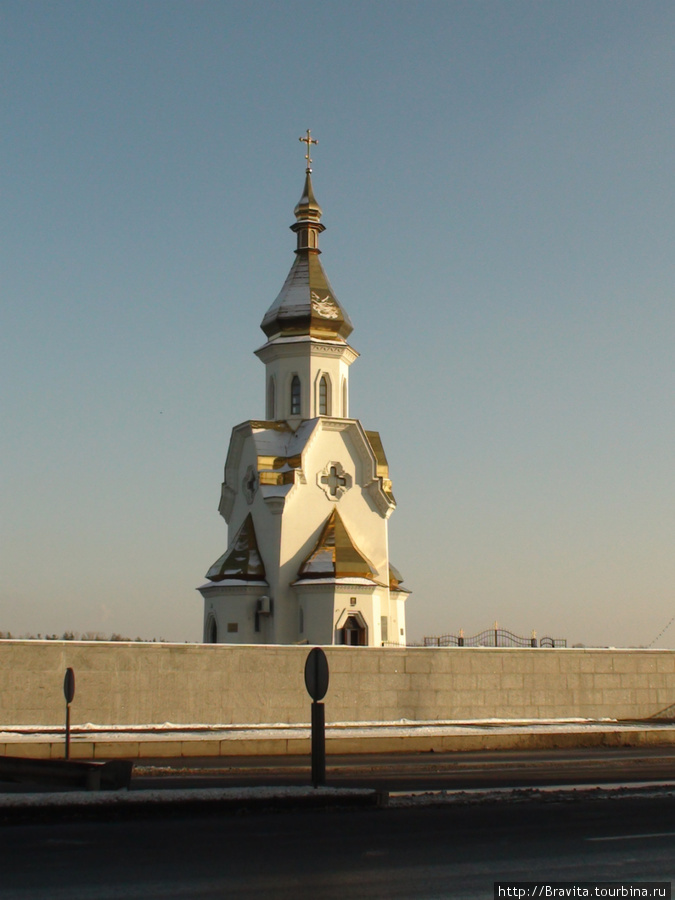 Храм Николы на водах. Довольно молодая церковь является уникальной постройкой — это единственный храм в Киеве, построенный на воде. Киев, Украина