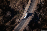 Съёмка вниз во время перемещения на самой большой в мире канатной дороге, Татев.