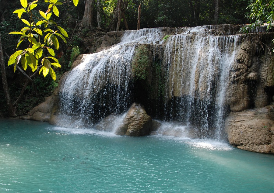 Цвет воды в водопаде варьируется от изумрудного до бирюзового из-за высокого содержания в ней взвешенных частиц карбоната кальция и других примесей. Подобный эффект можно наблюдать в бассейнах нижних ярусов другого знаменитого водопада Юго-Восточной Азии — Куанг Си в Лаосе. Канчанабури, Таиланд