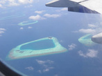 Мириады островков на подлете к Мальдивам.