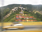 Eta i sleduu´shee foto sdelani´iz okna avtobusa ot aeroporta — Faveli v prigorode Karakasa.