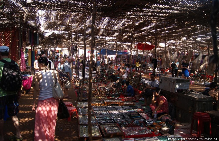 Главная достопримечательность — субботний рынок Анжуна, Индия